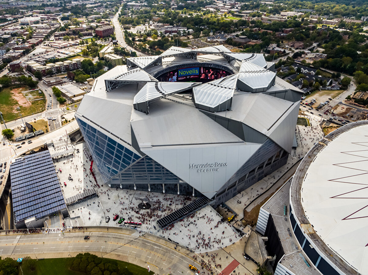 Atlanta - Mercedes-Benz Stadium (Atlanta, ABD) – Açılır kapanır çatı tasarımıyla dikkat çekiyor.