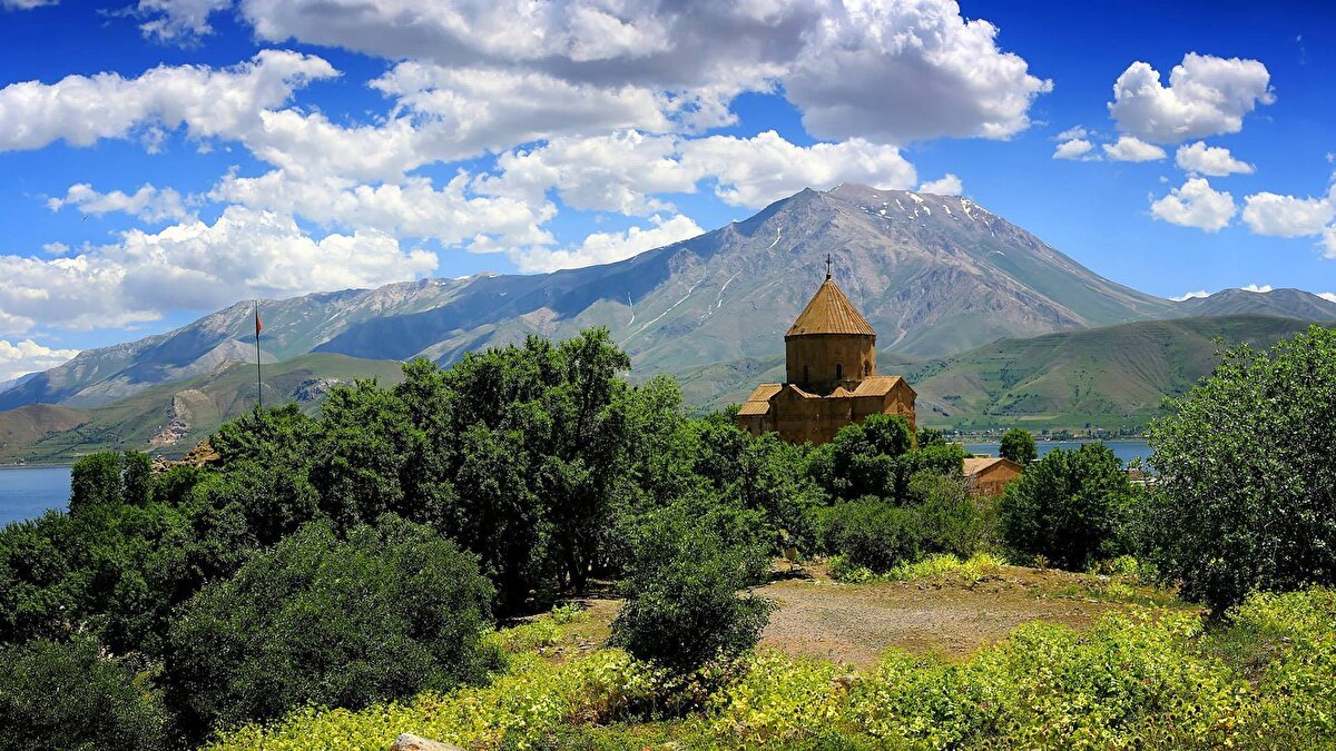 Van, Kahramanmaraş & Eskişehir – Anadolu’nun Yükselenleri<br><br>Van: Ortalama Fiyat 16.352 TL, Getiri %8,37<br><br>Kahramanmaraş: Ortalama Fiyat 19.384 TL, Getiri %8,26<br><br>Eskişehir: Ortalama Fiyat 17.451 TL, Getiri %8,09