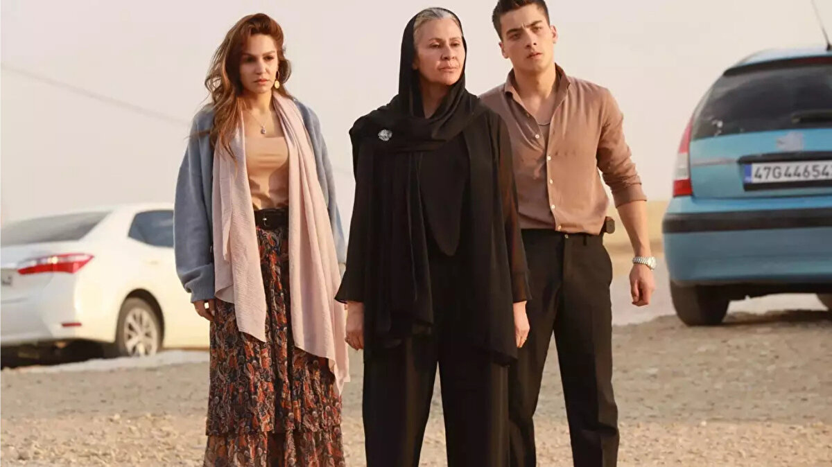 Öte yandan Şahin ve Nare’nin gizlice evlenmesi, Albora ailesinde büyük bir fırtına koparacak. Cihan’ın açıklayacağı sır ise dengeleri tamamen değiştirecek: “Boran’ın katili Ecmel!” Bu gerçek, sadece aile içindeki ilişkileri değil, yeni evliliğin kaderini de derinden etkileyecek.