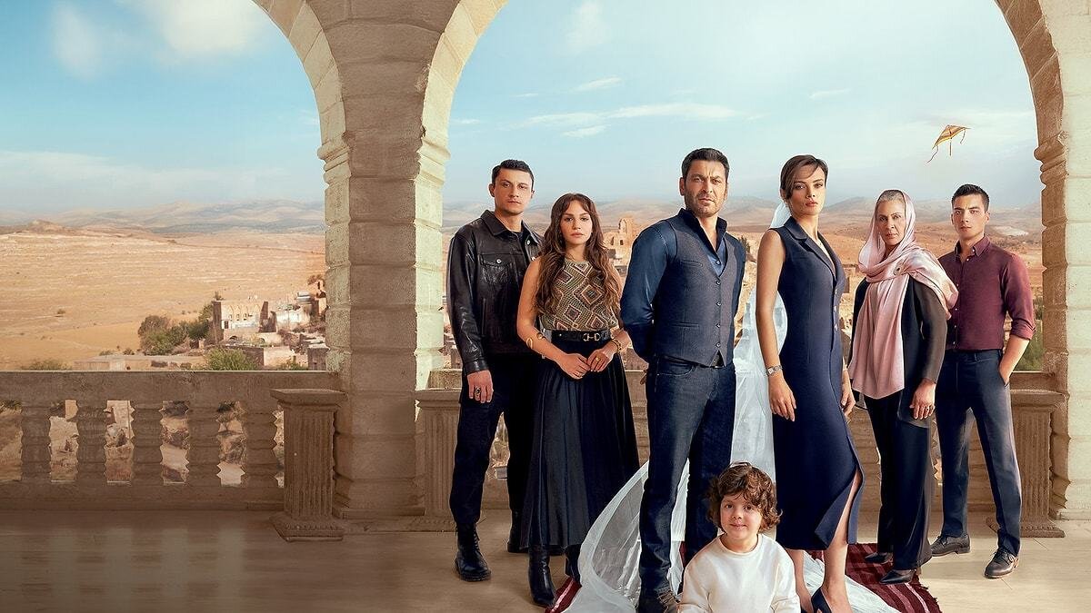 Uzak Şehir Oyuncu Kadrosu<br><br>Senaryosunu Gülizar Irmak’ın kaleme aldığı, yönetmenliğini Ahmet Katıksız’ın üstlendiği dizinin kadrosunda;<br>Ozan Akbaba, Sinem Ünsal, Gonca Cilasun, Müfit Kayacan, Ferit Kaya, Sahra Şaş, Mine Kılıç, Dilin Döğer, Mehmet Polat gibi güçlü isimler yer alıyor.<br><br>Bu Akşam Kanal D Yayın Akışı<br><br>📌 15 Eylül 2025 Pazartesi Kanal D yayın akışı:<br><br>    18:30 – Kanal D Ana Haber<br>    20:00 – Uzak Şehir (Yeni Bölüm)<br>    00:15 – Arka Sokaklar<br>