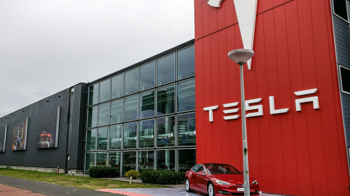 Musk, Tesla hisselerinde açık piyasada yaptığı son büyük alımı Şubat 2020'de gerçekleştirmişti.<br><br>Analistler, bu alımı, Musk'ın Tesla'nın geleceğine olan güveninin bir göstergesi olarak yorumladı.