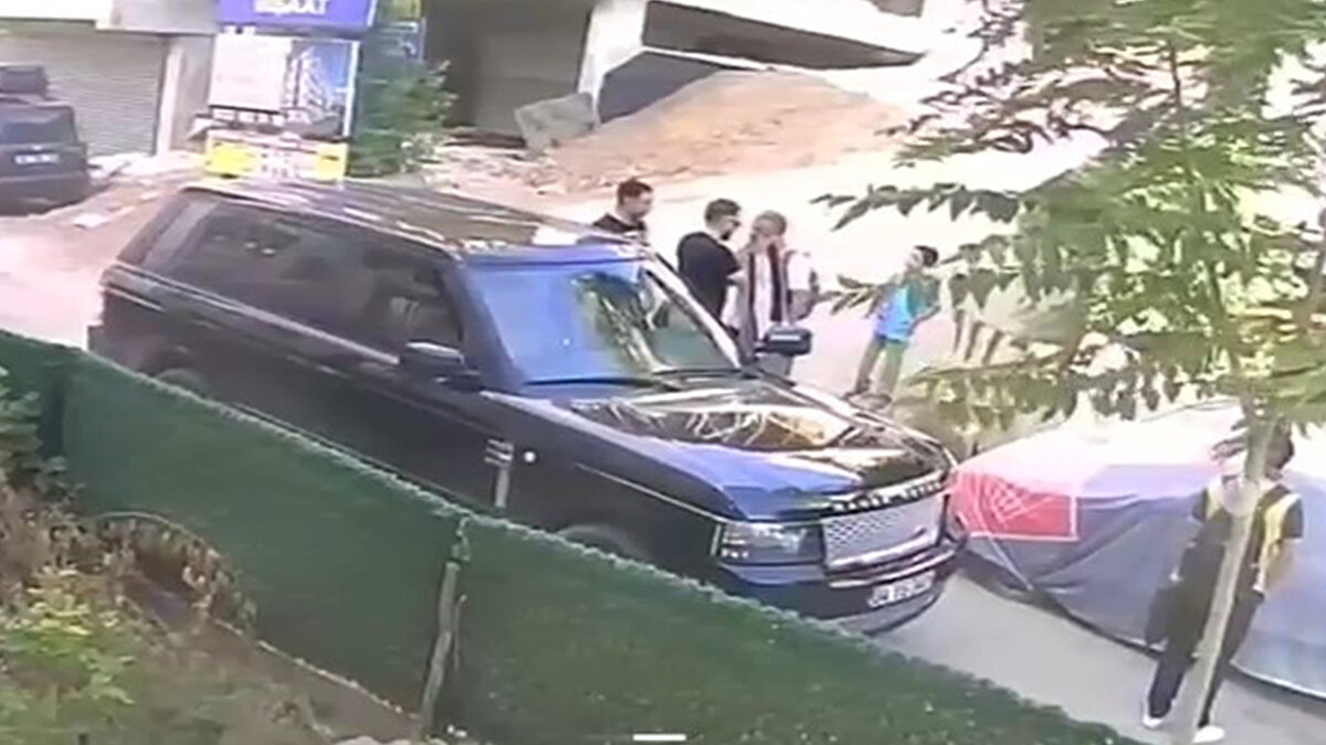 "Kocaeli ilimizin Gebze ilçesindeki bir sokakta aşırı hız yapan sürücüyü uyaran vatandaşımızın, okula götürdüğü çocukların gözü önünde fiziki saldırıya uğramasıyla ilgili Gebze Cumhuriyet Başsavcılığınca adli soruşturma başlatılmıştır. Soruşturma kapsamında şüpheli sürücü hakkında gözaltı talimatı verilmiştir. Okula giden çocukların yanında vatandaşımıza yönelik şiddet içeren bu davranış asla kabul edilemez. Toplumun huzur ve güvenliğini tehdit eden, trafik güvenliğini tehlikeye sokan, özellikle çocukların ruhsal gelişimini olumsuz etkileyen her türlü şiddet eylemine karşı adli süreç titizlikle takip edilecektir."<br>