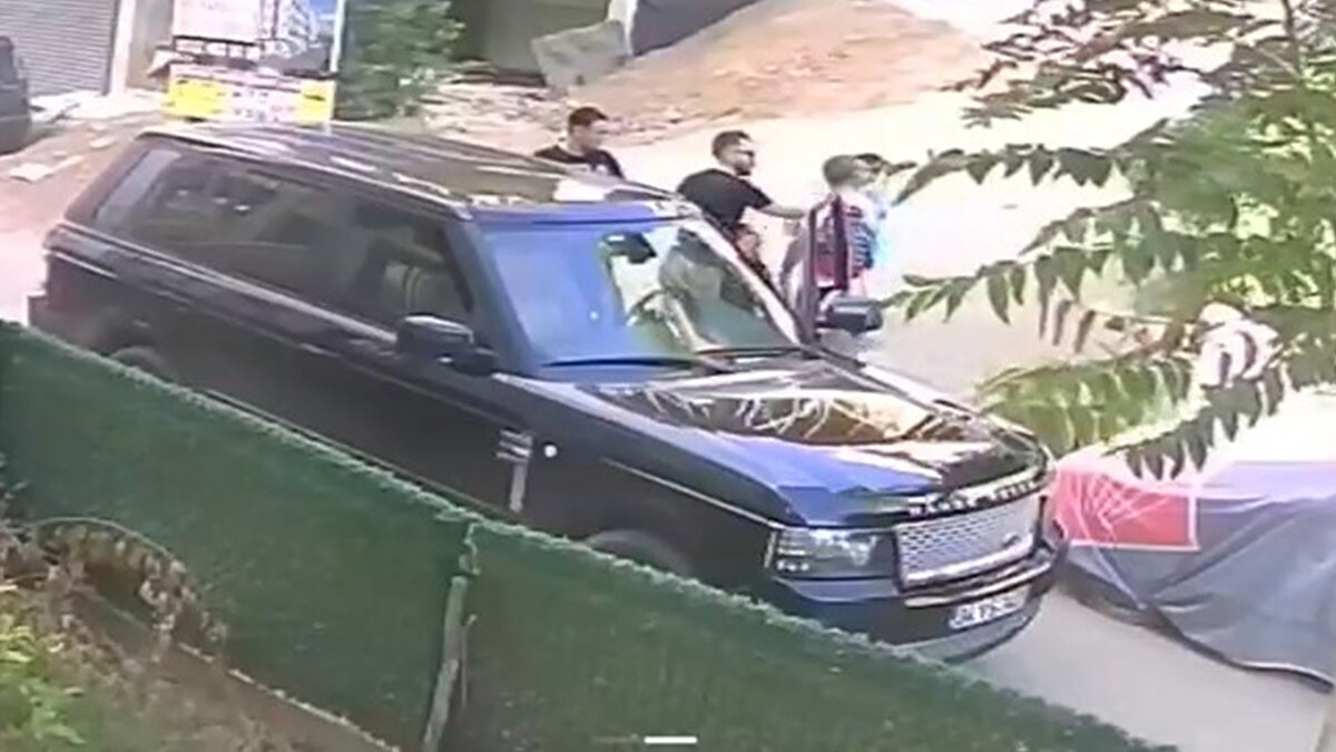 Gebze'de ne oldu?<br><br>Gebze'de iki çocuğunu okula götüren baba aşırı hızlı giden cip sürücüsünü uyardı. Cumhuriyet Mahallesi üzerindeki olayda okul yolunda ilerleyen baba sürücüyü sözlü olarak uyarınca yolu kesildi. Öfkeli şoför çocuklarının yanında babanın boğazını sıkarak tokat attı.