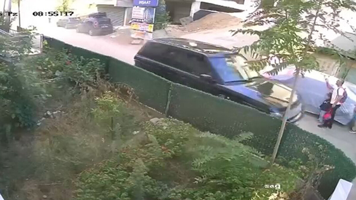 Gebze'de çocuklarının gözü önünde aşırı hız yapan öfkeli sürücü tarafından saldırıya uğrayan baba için Adalet Bakanlığı devreye girdi. Bakan Yılmaz Tunç, soruşturma çerçevesinde gözaltı talimatının verildiğini NSosyal hesabından duyurdu. 