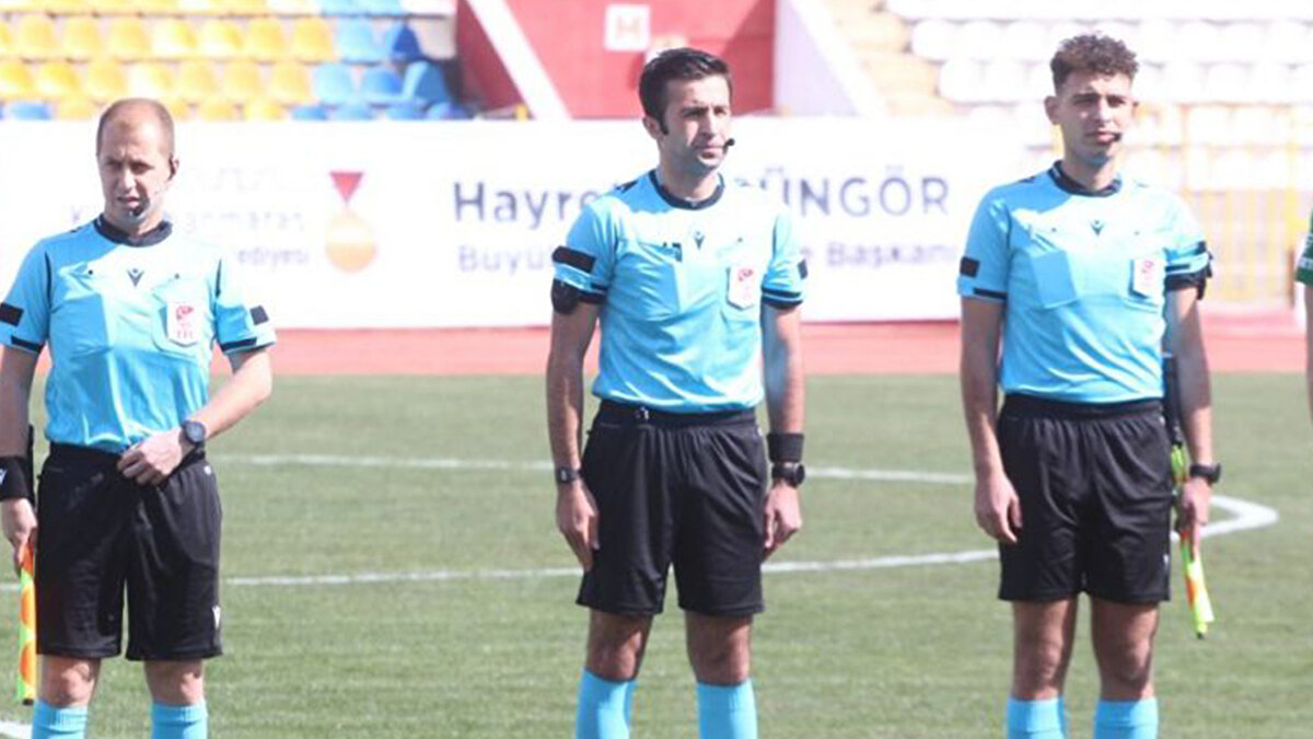 Derbi sonrası en çok konuşulan isimlerden biri olan VAR hakemi Davut Dakul Çelik’in hangi takımı tuttuğu da gündeme geldi.