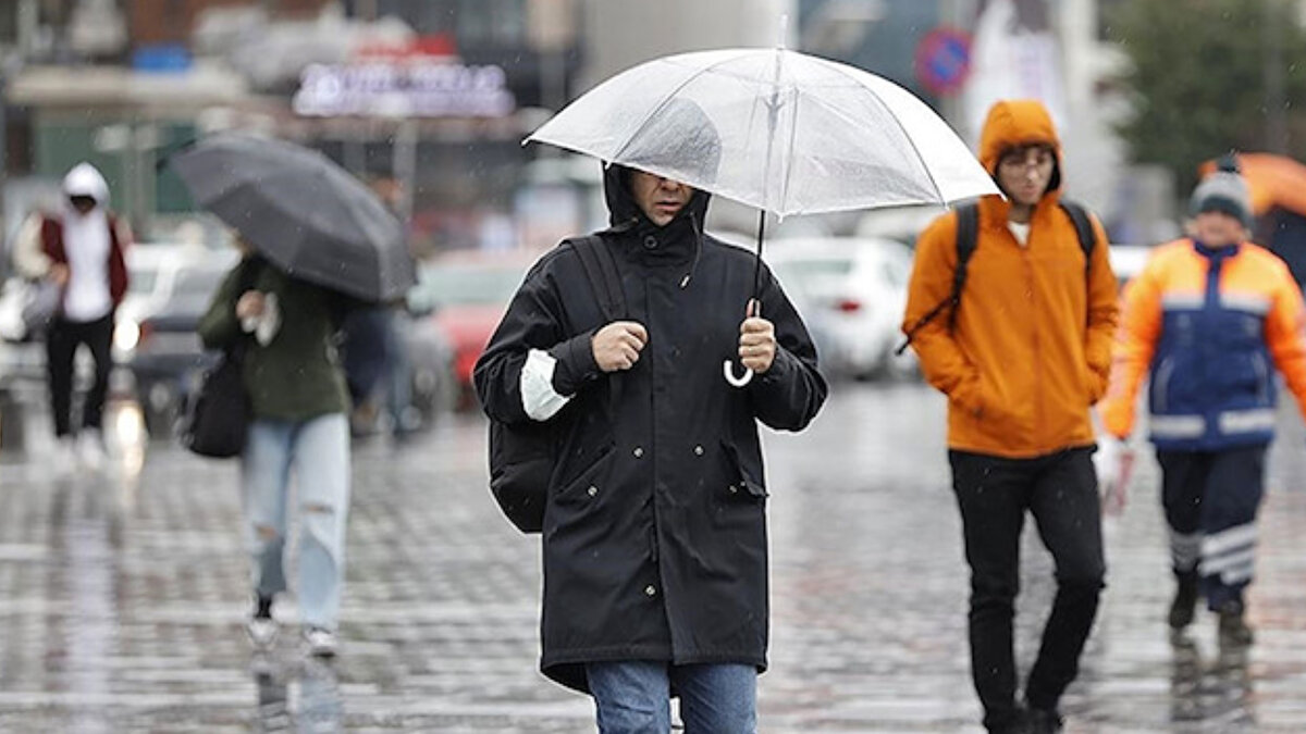 BUGÜN YAĞMUR VAR MI?<br><br>Meteoroloji’nin son dakika hava durumu değerlendirmesine göre Marmara, İç Anadolu, Batı Karadeniz ve Güneydoğu Anadolu bölgelerinde hava az bulutlu ve açık geçecek. Doğu Anadolu’da Erzurum, Kars, Van gibi şehirlerde parçalı bulutlu bir hava hâkim olacak. Ege’nin iç kesimlerinde ise Afyonkarahisar ve Kütahya çevrelerinde öğleden sonra yerel sağanak ve gök gürültülü sağanak yağışlar bekleniyor.