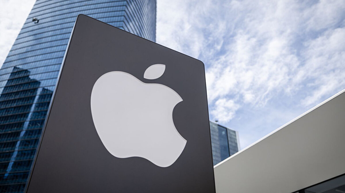 Vision Pro 2<br>Apple, Vision Pro 2 için daha rahat bir kafa bandı ve Space Black renk seçeneği sunuyor. Cihaz M5 çipiyle çalışacak ve kullanıcı geri bildirimleri doğrultusunda geliştirilecek.