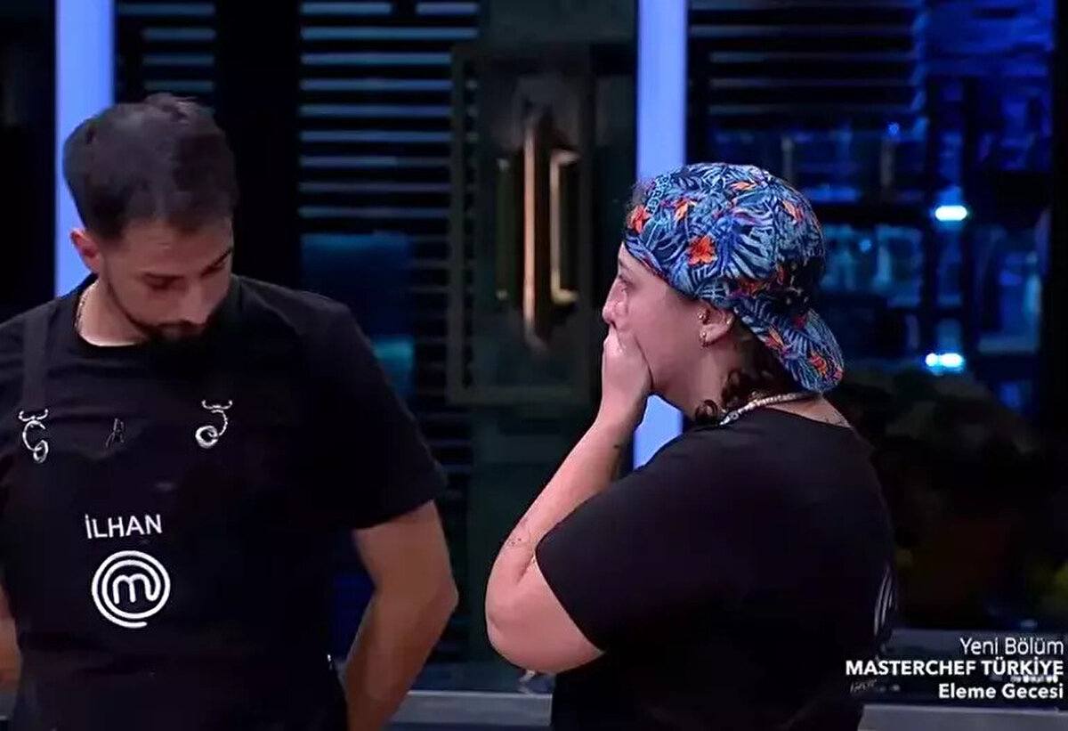 MASTERCHEF'E VEDA EDEN İSİM İLHAN OLDU<br><br>İlhan veda konuşmasında şu ifadeleri kullandı:<br>“Asla pes etmeyeceğim. Bazı çiçekler bazı topraklarda açmıyor. Düştüysek kalkacağız, böyle devam edecek. Ben her zaman birisi beni yenecekse arkamdan konuşarak değil bıçağıyla yendiği zaman o eli öperim. Elimden geleni yaptım, keşke daha iyi hazırlansaydım ama mutluyum çünkü sizin gibi insanları tanıdım.”