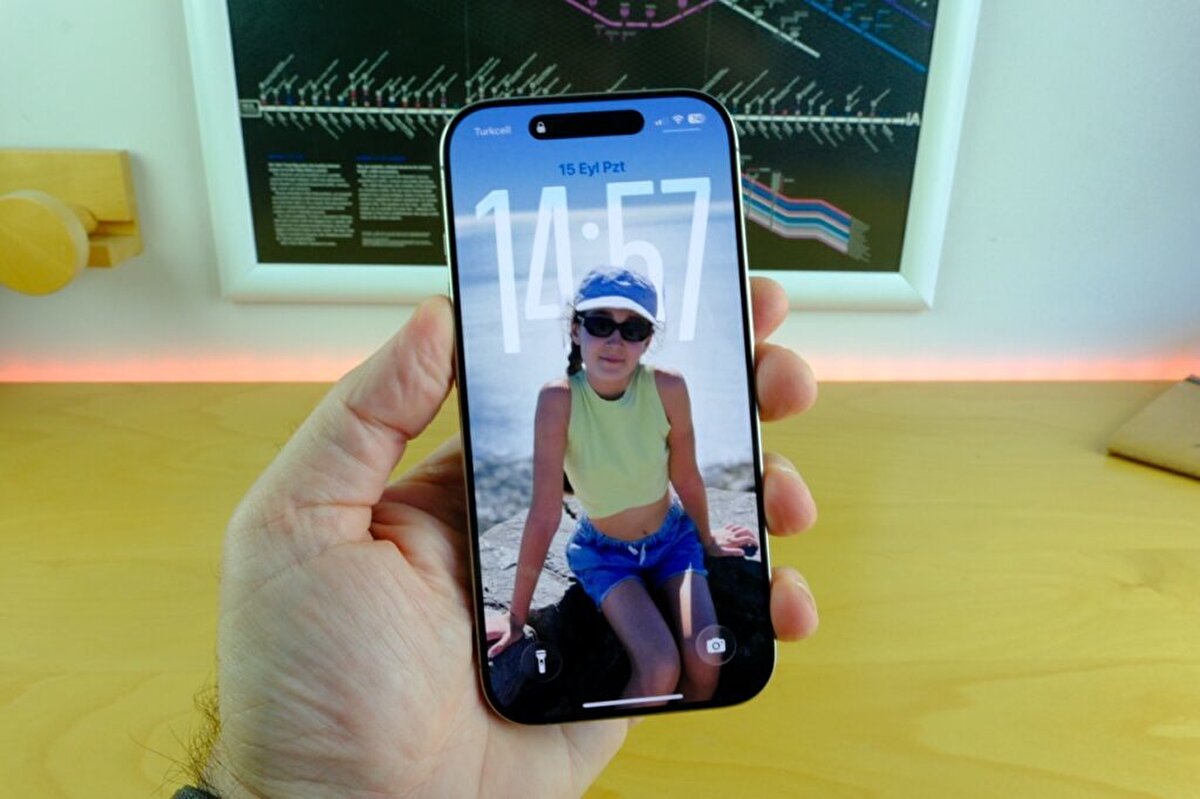 Batarya Yenilikleri<br>Adaptif Güç Modu, pil ömrünü uzatmak için performansı dinamik ayarlıyor. Ancak sadece iPhone 15 Pro ve sonrası cihazlarda kullanılabiliyor.