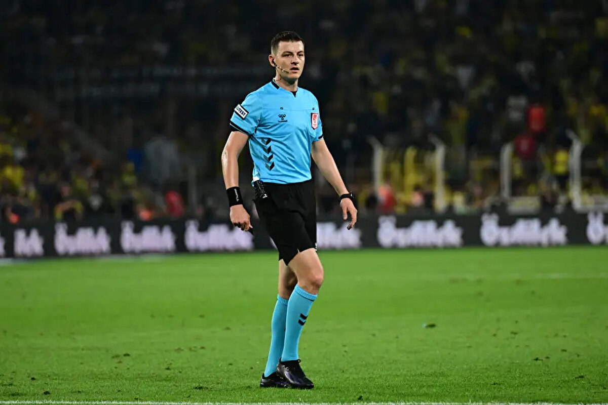 TRABZONSPOR'DA ONUACHU'NUN İPTAL EDİLEN GOLÜ: ORTAK KARAR "YANLIŞ"<br><br>Bahattin Duran: “Bu pozisyon eğer açık ve net faulle Onuachu tarafından alındıysa atak başlangıç fazı. Eğer bu bir faulse açık ve netse atak başlangıç fazıdır. Ben direkt cevabımı söyleyeyim. Bu pozisyonda VAR müdahalesi yanlış değil, çok yanlış. VAR bu pozisyona kesinlikle müdahale etmemeliydi. Kontrolsüz bir hareket olsa VAR müdahale edebilirdi. Ciddi faullü oyun olsa VAR müdahale edebilirdi. Bu pozisyon ne şiddetli hareket, ne bir fauldür. Onuachu'nun bu pozisyonda kolları doğaldır."<br><br>Deniz Çoban: “Etraflıca konuşmaya gerek yok. Bu pozisyona hakem yaşandığı anda düdük çalsaydı. Bunu ekrana bile getirmezdik. Buna faul diyene saygı duyarsınız. Değil diyene de saygı duyarsınız. VAR'ın prensiplerinde çok temel bir kural vardır. Burada kontrolsüz bir müdahale olmalı. Kontrolsüz bir müdahale yok burada. Bu nedenle açık ve yanlış bir VAR müdahalesi.”<br><br>Bülent Yıldırım: “Fenerbahçeli oyuncu kontrolü ele geçirmiyor. Sadece topu savuşturuyor bu nedenle bu bir atak başlangıç fazı. Ben de baştan söyleyeyim. Burada VAR müdahalesi yanlış. Eğer el kol kontrolsüz olarak kullanılsa, burada açık bir ihlal olsa ancak o zaman müdahale edilebilecek bir pozisyon. Sahada gören bir hakem bunu dikkatsiz faulden bir faul çalabilirdi. Ancak VAR'ın müdahale edebilmesi için bu açık bir ihlal miydi? Bu sorunun cevabı hayır. Burada maalesef video hakemi burada maçı yöneten hakem gibi müdahalede bulunmuş. Burada müdahaleyi gereksiz bulduğumu belirterek noktayı koyayım.”<br>