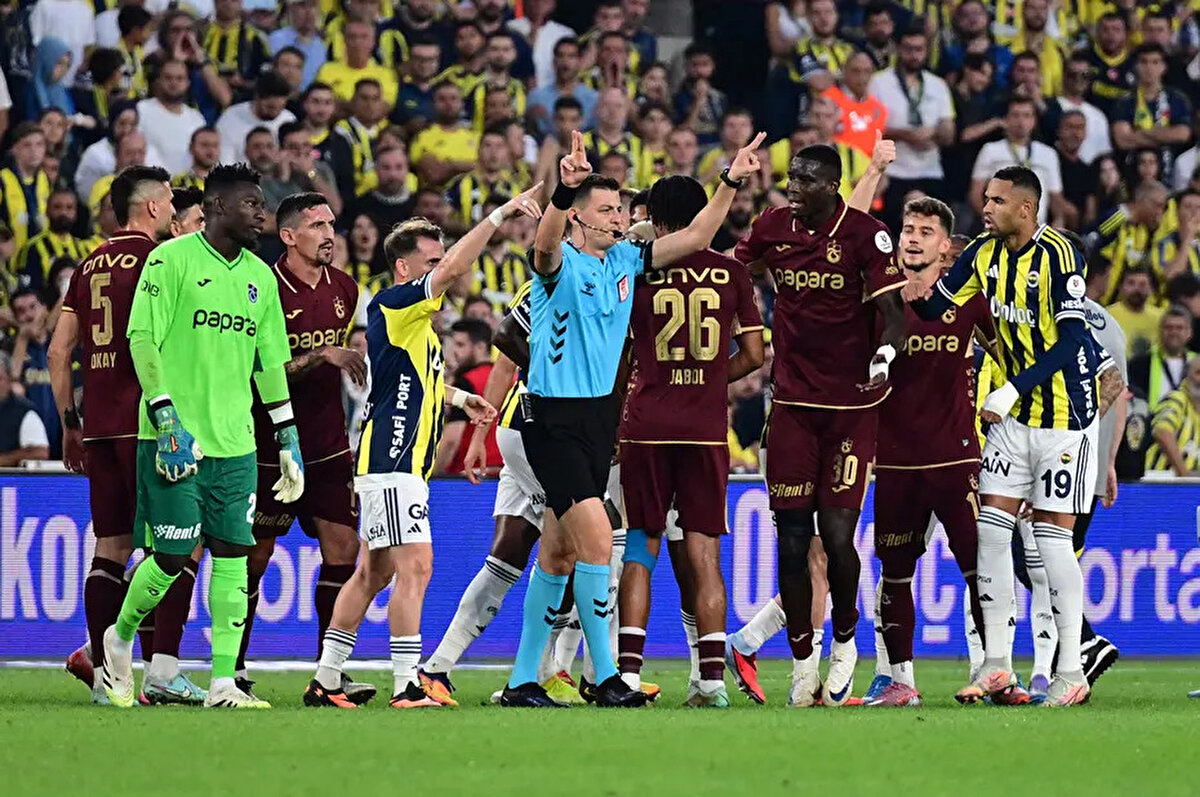 51. dakikada Augusto'ya kart gerekir mi?<br><br>Bahattin Duran: "Top olur, top için mücadele edersiniz. Top gitmiş, Augusto hareketine devam etmiş. Sportmenlik dışı faul. Sarı kart. Top ne kadar gittikten sonra çelme taktı."<br><br>Bülent Yıldırım: "Net sarı kart gerekirdi."<br><br>Deniz Çoban: "Açık, net, tartışmasız sarı kart."