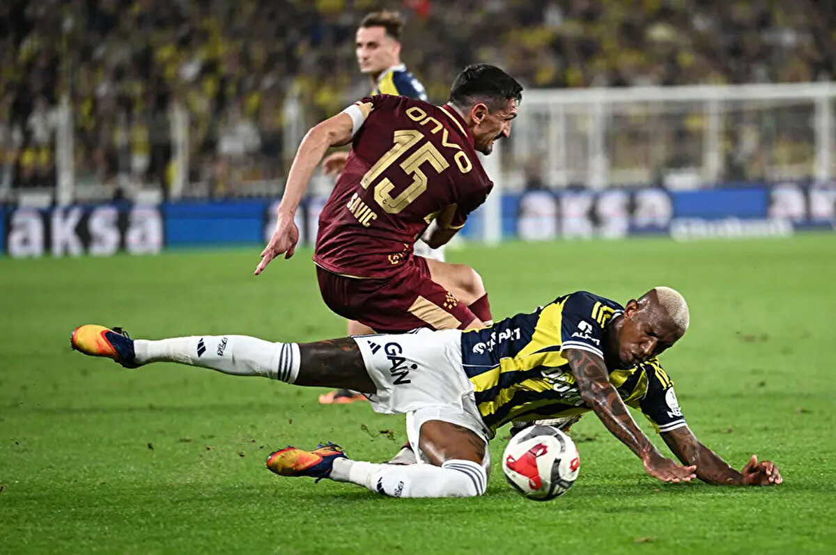 67. dakikada Bartuğ'a çıkan sarı kart doğru mu?<br><br>Bahattin Duran: "Sadece faul, sarı kart değil. Hakem sportmenlik dışı faul olduğunu düşünüp kart göstermiş. Eleştirmem hakemi."<br><br>Bülent Yıldırım: "Bu sadece faul. Orta alandaki ikili mücadele. Eli denk geldi ve tutup bıraktı. Umut vaad eden atak yok."<br><br>Deniz Çoban: "Böyle bir sarı kart gösteren hakemi eleştiririm. Anlık çekip bırakma var. Israr yok."