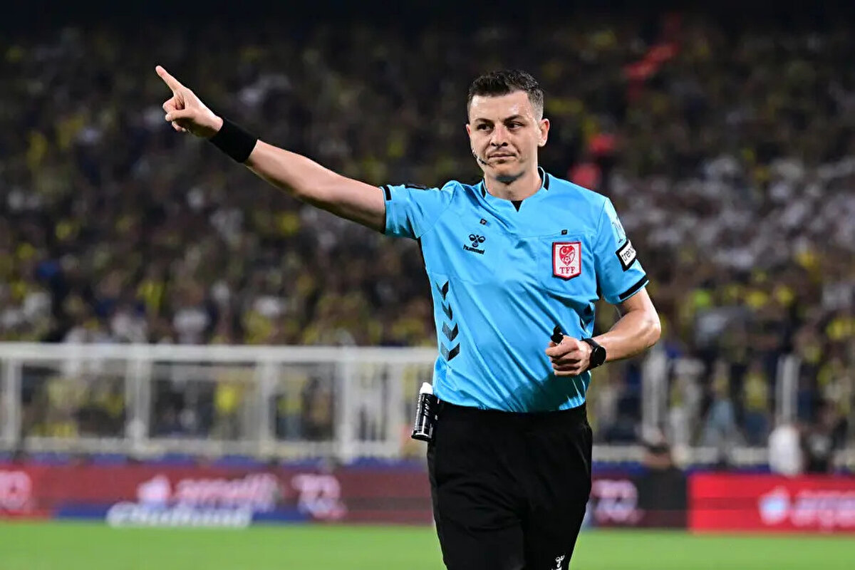 41. dakikada İsmail Yüksek'in gördüğü sarı kartta karar doğru mu?<br><br>Bahattin Duran: "Arada kalan topa İsmail ayağını uzattı. Rakibinin kramponunun iç bölgesine temas etti. Bu gösterilen sarı karta katılmam. Bu kontrolsüz bir basma değil, gecikmiş ayağın üzerini kapsayan bir basma değil. Kramponun iç tarafına geliyor. Bu yalnızca bir faul."<br><br>Bülent Yıldırım: "Kramponlar yan yana buluştu. Yanlış bir değerlendirme. Kart gerektirmez. Sadece faul."<br><br>Deniz Çoban: "Hakemin 40 dakikada yanlışları doğrularından daha fazla. Sarı kartı gerektirecek hiçbir şey yok."