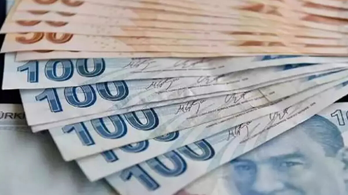 Üniversite hayallerine kavuşan öğrencilerin gündeminde KYK burs başvuruları var. Gençlik ve Spor Bakanlığı tarafından verilen burs ve krediler her yıl olduğu gibi bu yıl da e-Devlet üzerinden alınacak. 2025-2026 eğitim öğretim yılı KYK burs başvurularının ne zaman başlayacağı merak edilirken, öğrenciler aynı zamanda “KYK burs ücreti ne kadar, kaç TL olacak?” sorusuna yanıt arıyor.