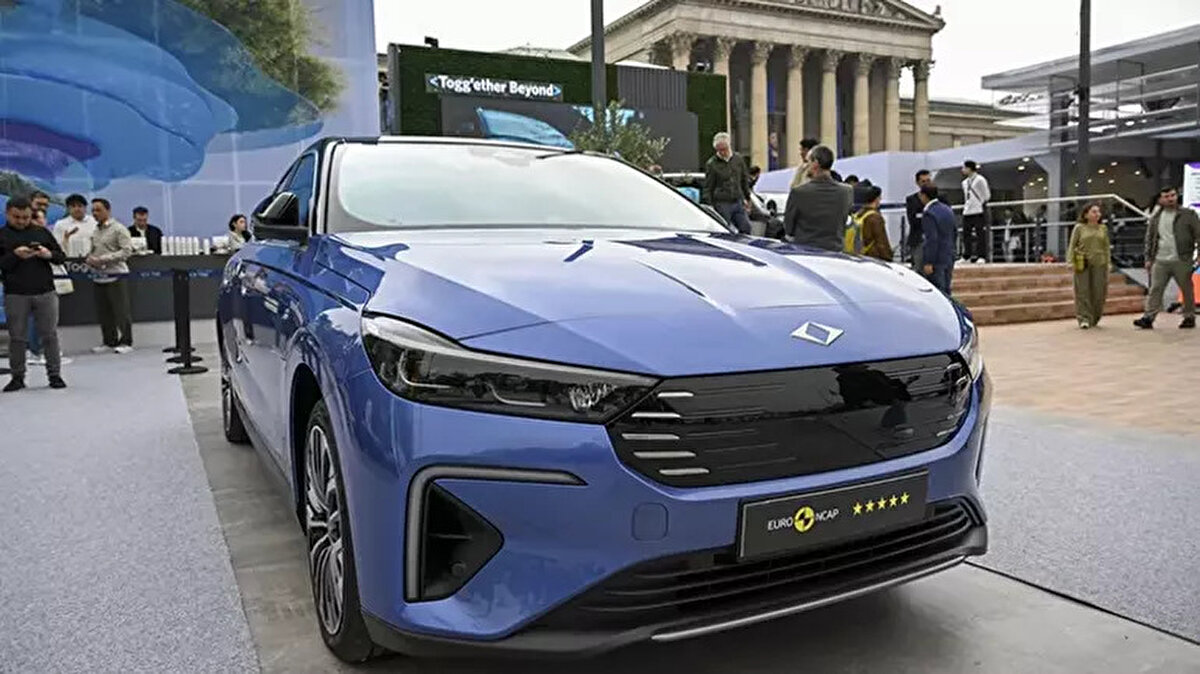 Togg T10F fiyatı belli oldu<br><br>Türkiye’nin yeni yerli elektrikli otomobili Togg T10F, 15 Eylül 2025 itibarıyla Türkiye’de satışa sunuldu. Ön siparişler saat 10.00 itibarıyla Trumore uygulaması üzerinden alınmaya başlandı.<br><br>Togg T10F resmi Türkiye fiyatları ise şöyle açıklandı:<br><br>Togg T10F V1 RWD Standart Menzil: 1 milyon 860 bin TL<br><br>Togg T10F V1 RWD Uzun Menzil: 2 milyon 170 bin TL<br><br>Togg T10F V2 RWD Uzun Menzil: 2 milyon 345 bin TL<br><br>Yeni model, 29 Eylül’de Almanya’da da satışa çıkacak.