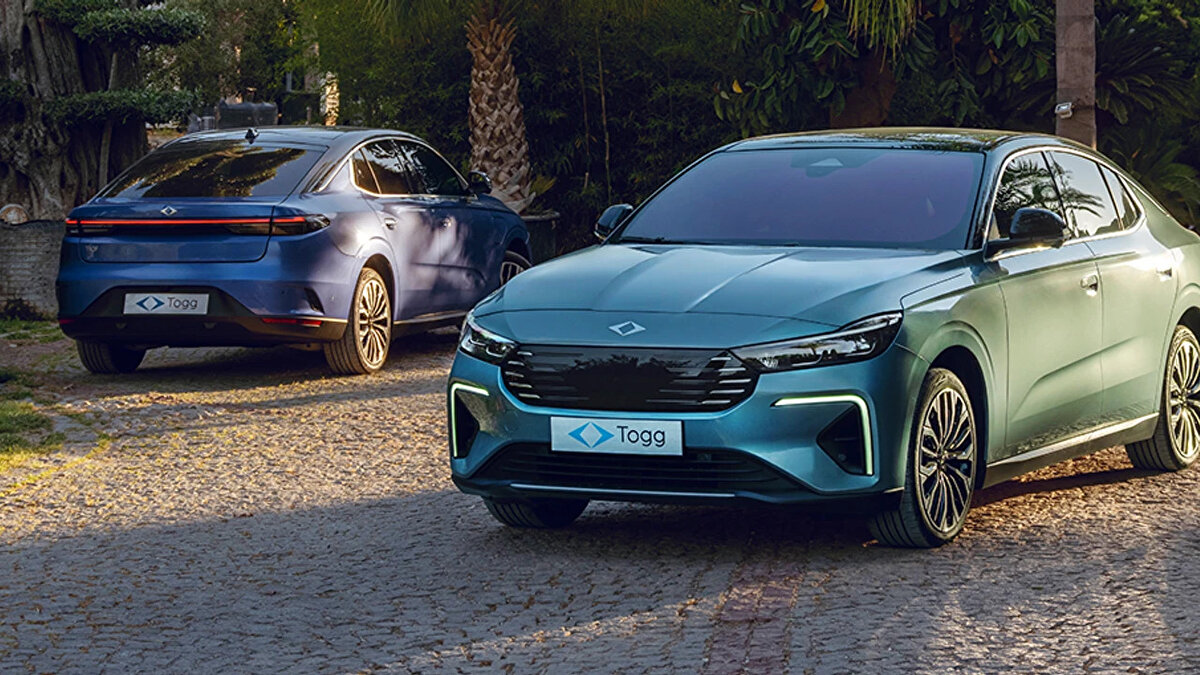 Ayrıca yeni tanıtılan renk seçenekleriyle araç, farklı zevklere hitap ediyor:<br><br>Urla: Ege’nin dinginliğini yansıtan özel bir ton<br><br>Mardin: Anadolu’nun mavi badem şekerinden ilham alan yeni mavi renk