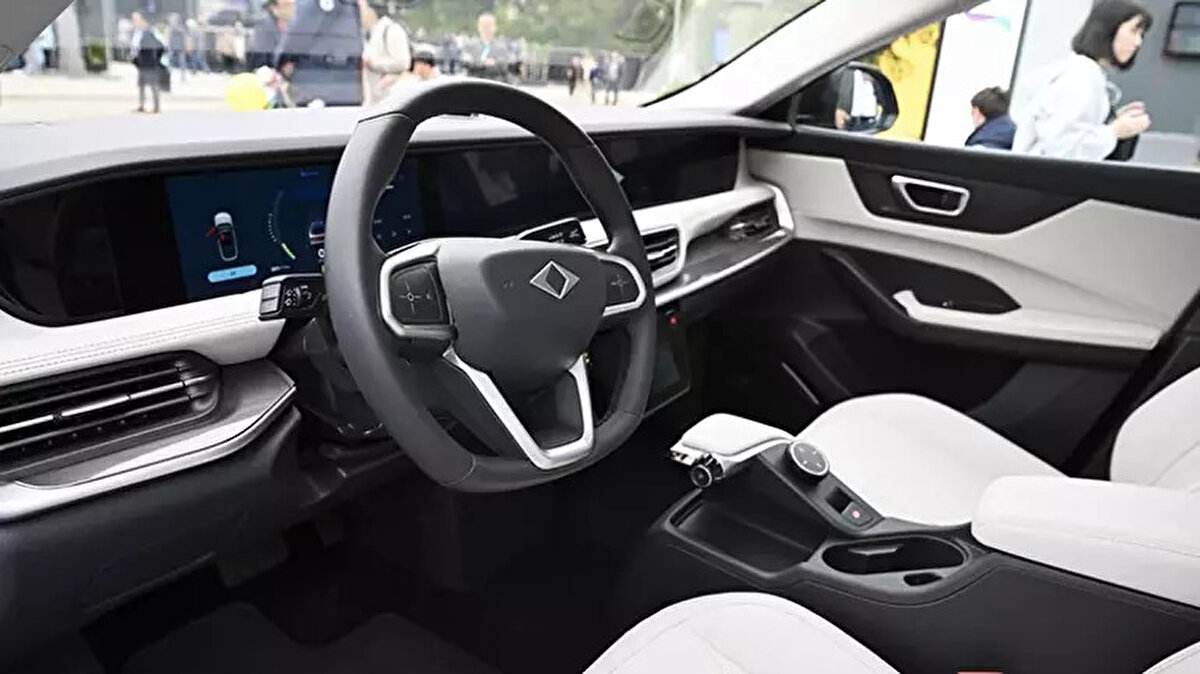 Togg T10F fiyatı, özellikleri, teknik donanımı, menzil seçenekleri ve sipariş detayları otomobil severler tarafından büyük ilgiyle araştırılıyor. Artırılmış batarya kapasitesiyle uzun menzil sunan, farklı donanım paketleriyle pazara çıkan ve EURO NCAP’ten 5 yıldızlı güvenlik sertifikasıyla öne çıkan Togg T10F, hem Türkiye’de hem de Avrupa pazarında büyük bir rekabet gücü kazanmayı hedefliyor.