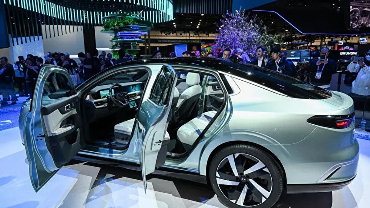 Togg T10F güvenlik ve teknoloji<br><br>Togg, geçtiğimiz dönemde EURO NCAP’ten 5 yıldız alarak güvenlik alanında iddiasını kanıtlamıştı. Bu başarı, T10F’in de aynı standartları taşıyacağının göstergesi olarak öne çıkıyor. Artırılmış menzil, teknolojik donanımlar ve özgün tasarım sayesinde T10F, hem yerli pazarda hem de küresel otomobil sektöründe güçlü bir oyuncu olmayı hedefliyor.