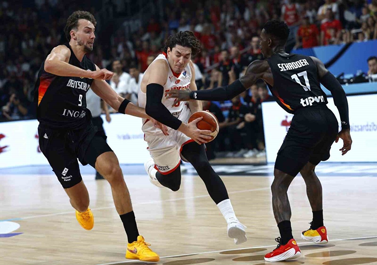 Ay-yıldızlılarda; Alperen Şengün'ün 28, Cedi Osman'ın 23 sayılık performansları mağlubiyeti engellemeye yetmedi. Karşılaşma son çeyreğe kadar başa baş mücadeleyle geçti. <br>