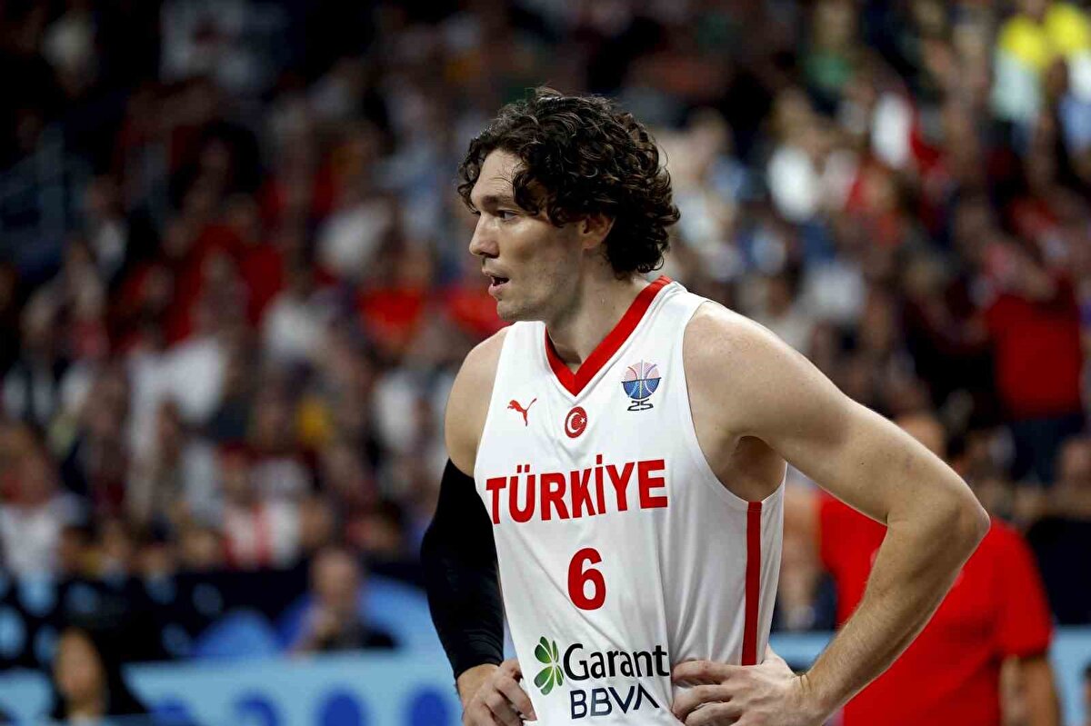 CEDİ OSMAN MAÇ SONU AÇIKLADI<br><br>Kaptan Cedi Osman, maçın ardından basın toplantısında açıklamalarda bulundu. Kaptan, "Çok üzgünüz. 24 yıl sonra Avrupa Şampiyonası'nda yeniden finale yükseldik. Herkes kupayı Türkiye'ye getirmeyi çok istedi. Ancak olmadı. Çok üzgün ve duygusalız. Finale kadar namağlup gelip, finalde de 38 dakika önde oynayıp son 2 dakikada maçı kaybettik." dedi. <br>