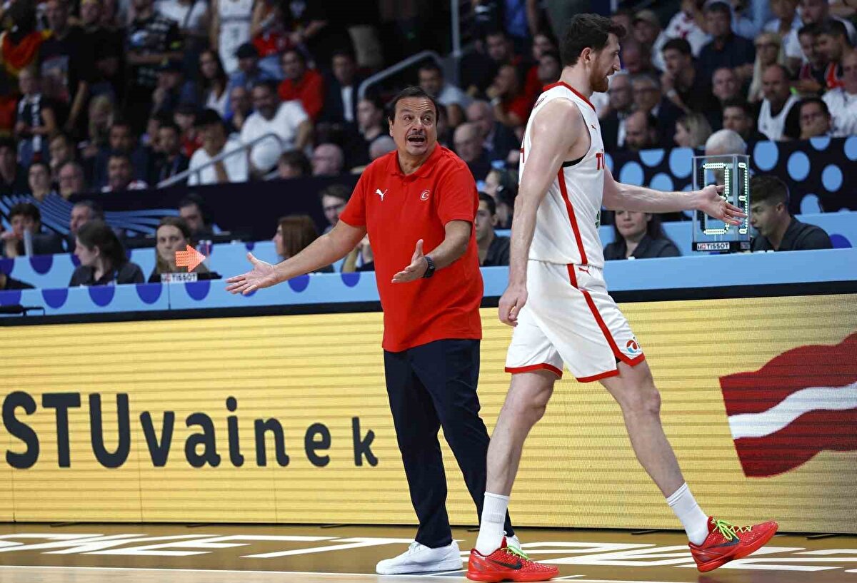 EN DEĞERLİ KOÇ ERGİN ATAMAN SEÇİLDİ<br><br>Avrupa Basketbol Şampiyonası’nı ikinci sırada tamamlayan A Milli Takım’da Ergin Ataman, turnuvanın "En Değerli Başantrenörü" ödülüne layık görüldü.<br>