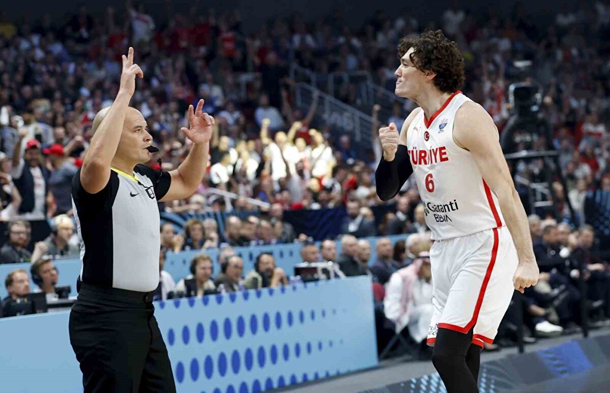 Maç sonu gözyaşlarına hakim olamayan Cedi Osman, üzüntüsünü turnuva boyunca kendisini yalnız bırakmayan eşi Ebru Şahin ve ailesiyle birlikte yaşadı.