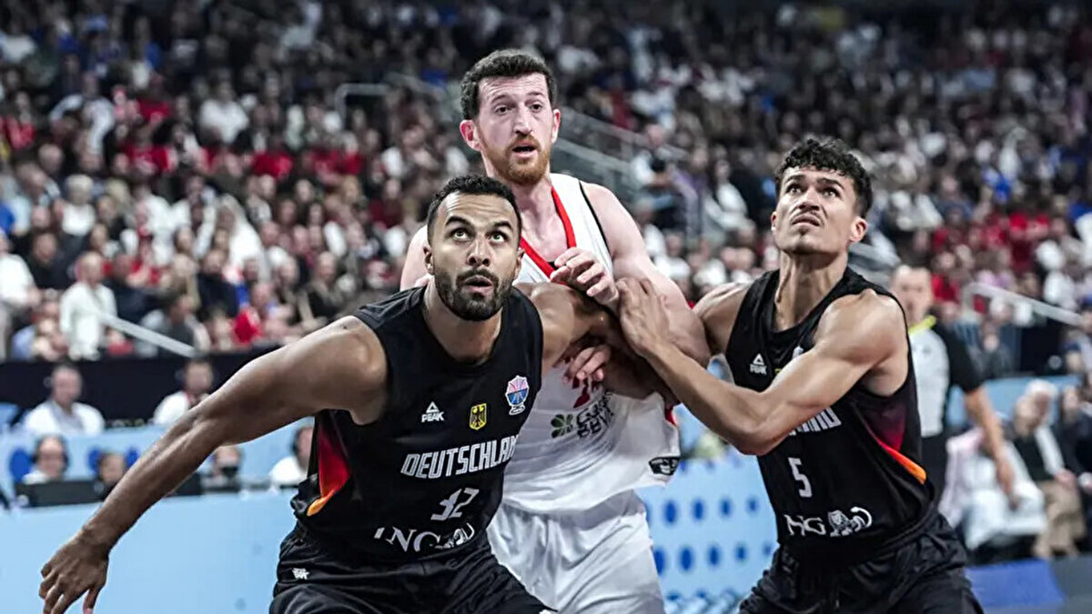 Ek olarak maça ilişkin, “Uzun dakikalar boyunca, Türkiye'nin Almanya'dan daha fazla kazanma şansı varmış gibi görünüyordu. Olağanüstü başlangıçla öyle görünüyordu ancak özellikle ikinci yarıda farklar çok azdı ve maç sayı sayı kazanıldı. İkinci yarıda Ergin Ataman'ın takımı oyunun kontrolünü neredeyse her zaman elinde tuttu ancak kritik anda güçlü Alman oyun kurucuyu durdurmayı başaramadı.” denildi.<br><br>