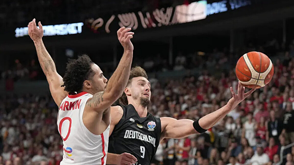 Mundo Deportivo, Dennis Schröder’in performansını ön plana çıkarırken, “Dennis Schröder, maçın son 75 saniyesinde altı sayı, bir top çalma ve bir ribaundla kritik anda patlama yaptı, Almanya ve Türkiye arasındaki sıra dışı mücadeleyi belirledi.” ifadelerini kullandı.<br><br>