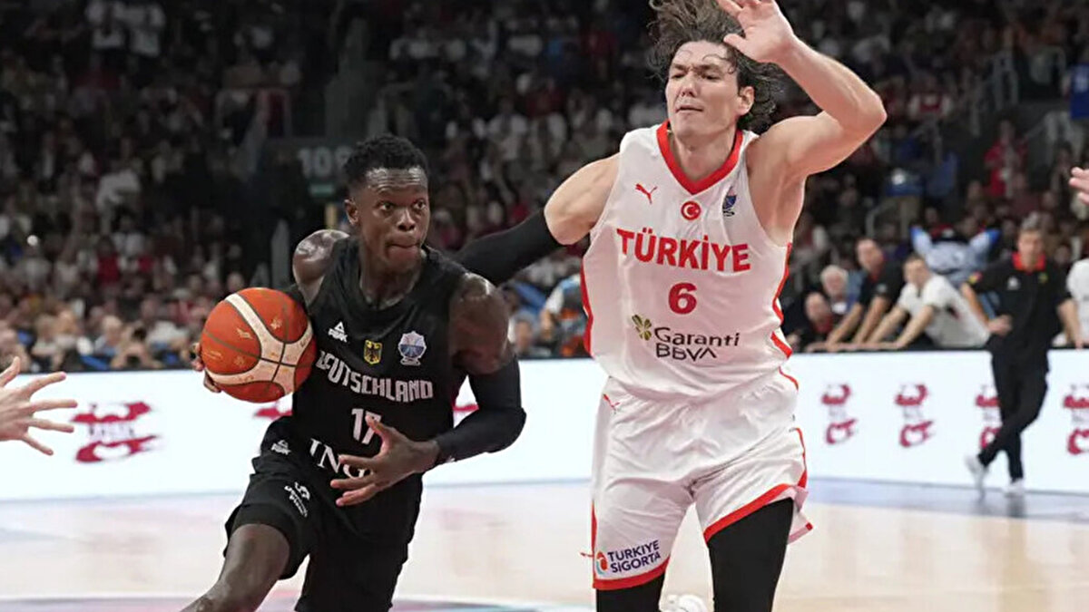 Alman basını, Dennis Schröder’in performansına ve maç içindeki çekişmeye dikkat çekti. Spox’taki haberde, “Almanya, nefes kesen maçta Türkiye’yi mağlup etti. Dennis Schröder yine kahraman oldu. Turnuva boyunca yenilgisiz iki takım arasındaki mücadelede, Almanya’nın en skorer ismi Isaac Bonga (20 sayı) oldu. 2010 Dünya Şampiyonası'nda gümüş ve 2001 Avrupa Şampiyonası'nda gümüş madalya kazandıktan sonra büyük turnuvalardaki üçüncü madalyasını kazanan Türkiye’de ise Alperen Şengün başkentinde neredeyse durdurulamazdı." ifadeleri yer aldı.<br><br>