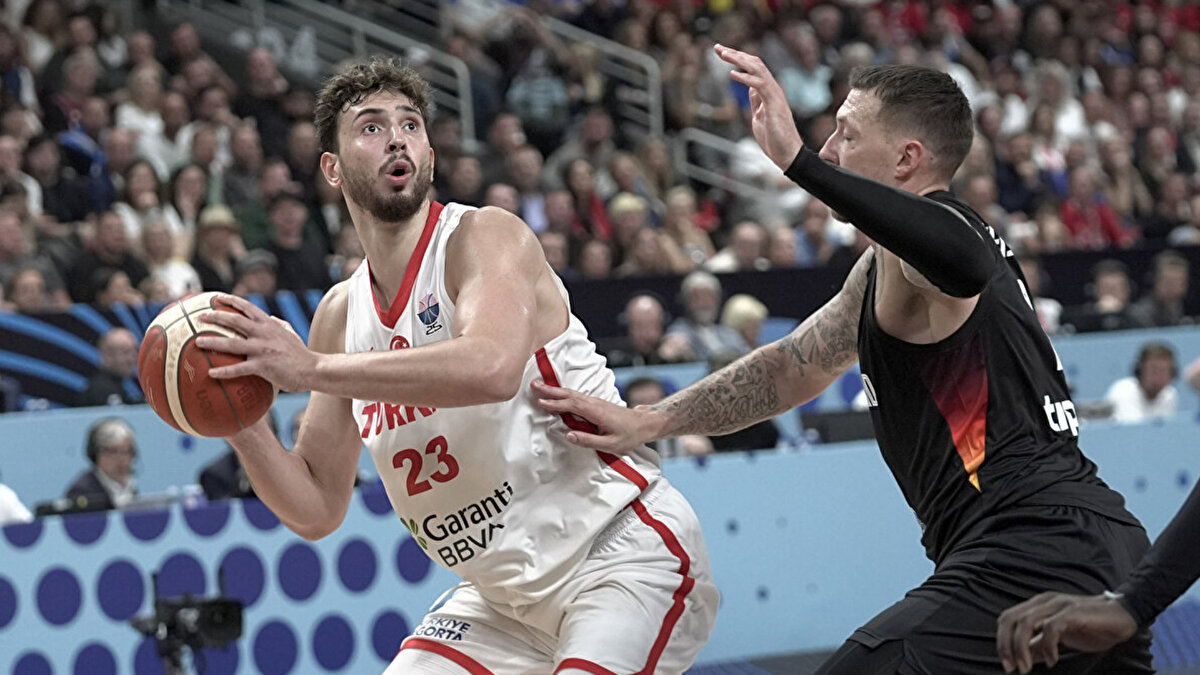 12 Dev Adam, EuroBasket 2025 finalinde Almanya ile karşı karşıya geldi. Milli takım, sahadan 88-83’lük yenilgiyle ayrıldı ve gümüş madalyanın sahibi oldu.<br><br>