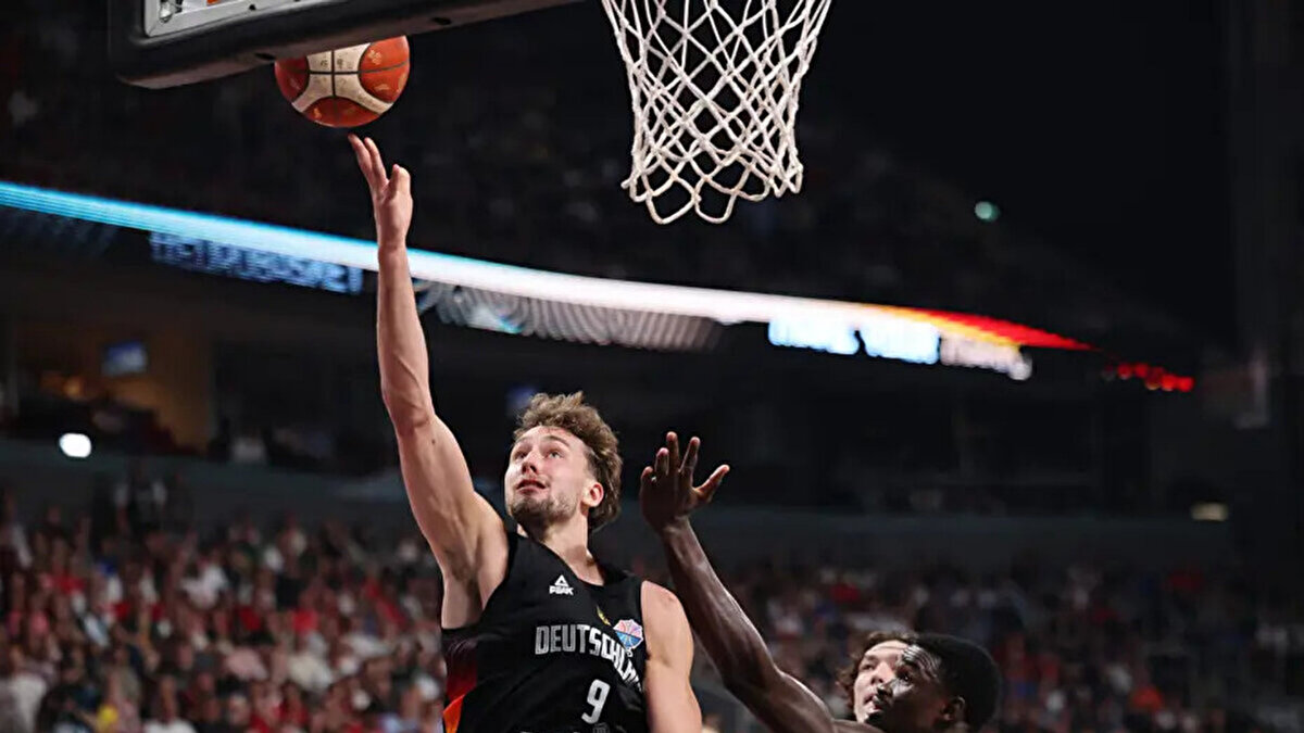 Sky Sports’taki haberde, “Almanya, Dünya Kupası ve Avrupa Şampiyonası'nda nadir görülen çifte şampiyonluğu elde ederek muhteşem bir basketbol yazını taçlandırdı. Heyecan verici finalde Schröder, son anda kontrolü ele geçirdi.” ifadelerine yer verildi.<br><br>