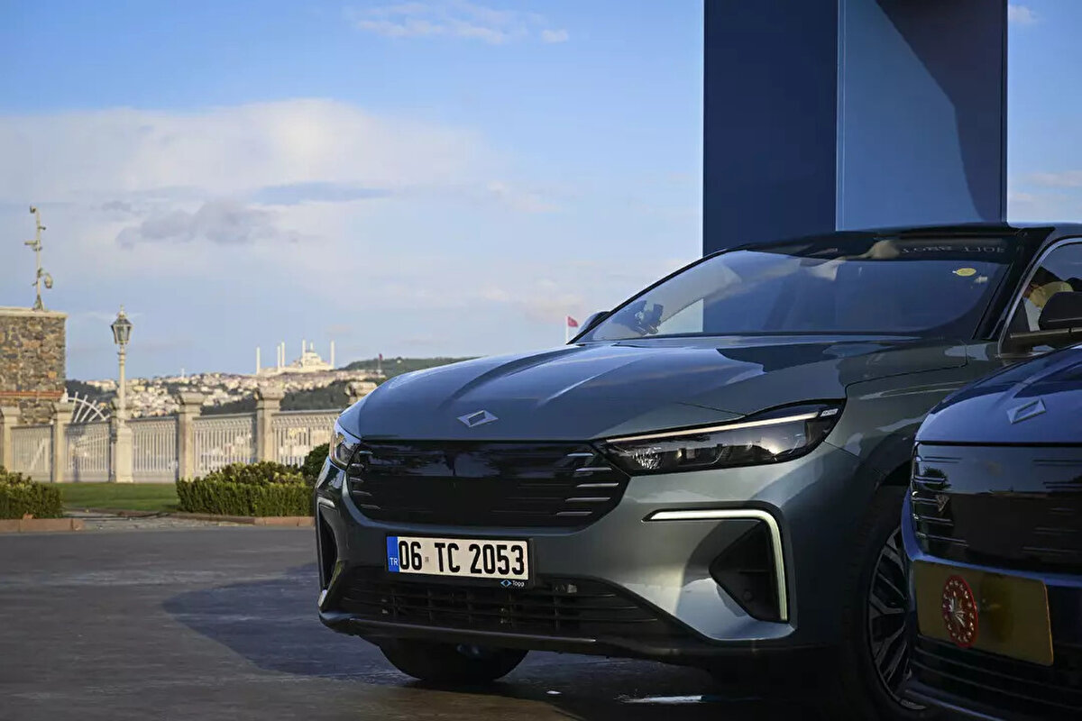 Yerli otomobil markası Togg, C-Sedan segmentindeki yeni modeli T10F’i 15 Eylül 2025 itibarıyla ön siparişle satışa sundu. Euro NCAP güvenlik testlerinden 5 yıldız alan T10F, hem Türkiye’de hem de Avrupa pazarında merakla bekleniyordu. Türkiye’deki satışların ardından model, ilk olarak Almanya’da 29 Eylül’de ön siparişe açılacak.