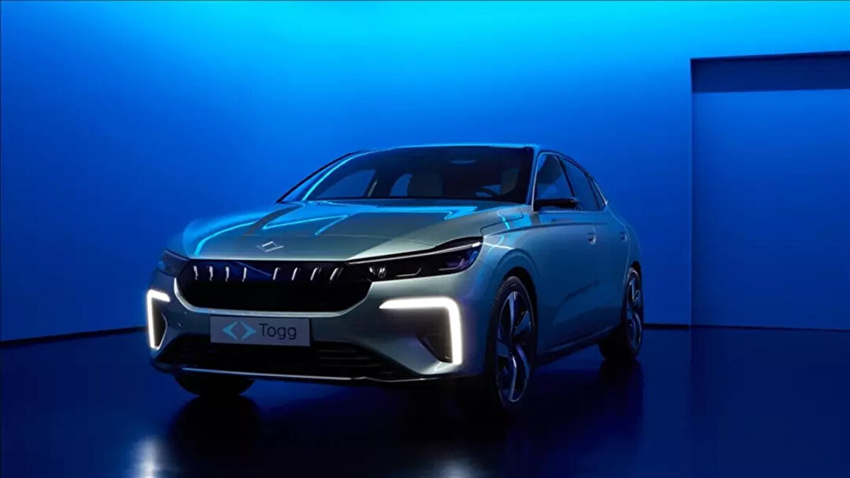 T10F, farklı opsiyonlarla kişiselleştirilebiliyor. 2025 Togg T10F opsiyon fiyatları şu şekilde:<br><br>Teknoloji ve Konfor Paketi (V1): 40.000 TL<br><br>Kış Paketi (V2): 30.000 TL<br><br>Akıllı Destek Paketi (V2): 30.000 TL<br><br>19 İnç Jantlar (V1): 40.000 TL<br><br>Krem Renk, Suni Deri Koltuklar (V2): 50.000 TL<br><br>Panoramik Cam Tavan (V1, V2): 40.000 TL<br><br>Meridian Premium Ses Sistemi (V2): 50.000 TL<br><br>Siyah Renkte Tavan ve Yan Aynalar (V2): 50.000 TL