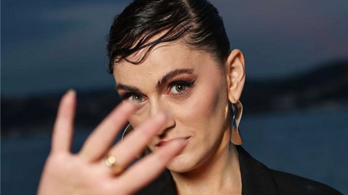 MERVE GÖNTEM KİMDİR?<br><br>Merve Göntem, İstanbul’da dünyaya geldi ve eğitimini İstanbul Üniversitesi Karşılaştırmalı Edebiyat Bölümü'nde tamamladı.