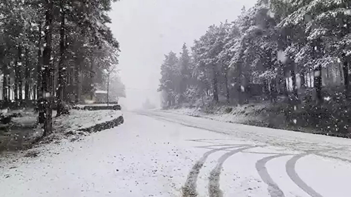 Sıcaklık düşüşü ve kar yağışının ağırlıklı olarak Anadolu’nun doğusunda etkili olacağını, İstanbul ve Batı illerinde ise sıcaklıklarda önemli bir değişiklik beklenmediğini vurguladı. Batı bölgelerinde hava, mevsim normallerinde seyretmeye devam edecek.