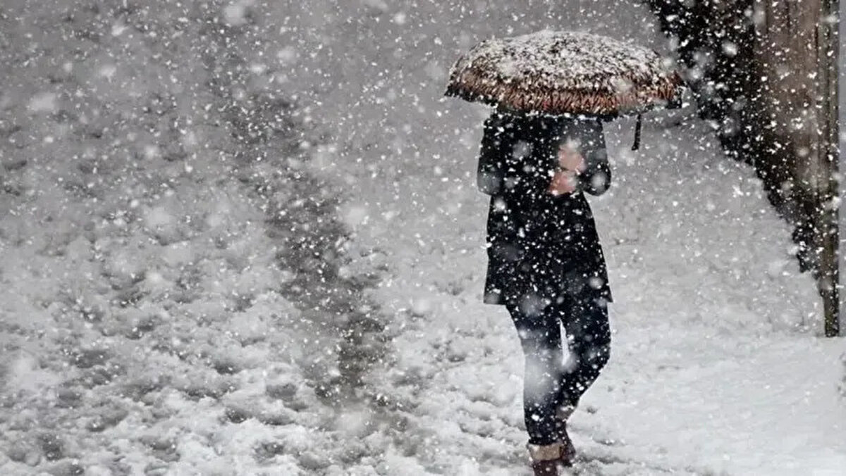 Şen’in açıklamasına göre, sıcaklıklar şu an mevsim normallerinde devam ediyor. Ancak Perşembe günü itibarıyla Doğu Anadolu ve Doğu Karadeniz’de hissedilir bir sıcaklık düşüşü bekleniyor. Erzurum, Erzincan ve Gümüşhane gibi illerde sıcaklıklar 7-10 derece kadar düşebilir. Bu düşüş, Doğu Karadeniz’in yüksek yaylalarında beyaz örtü oluşmasına yol açabilir.