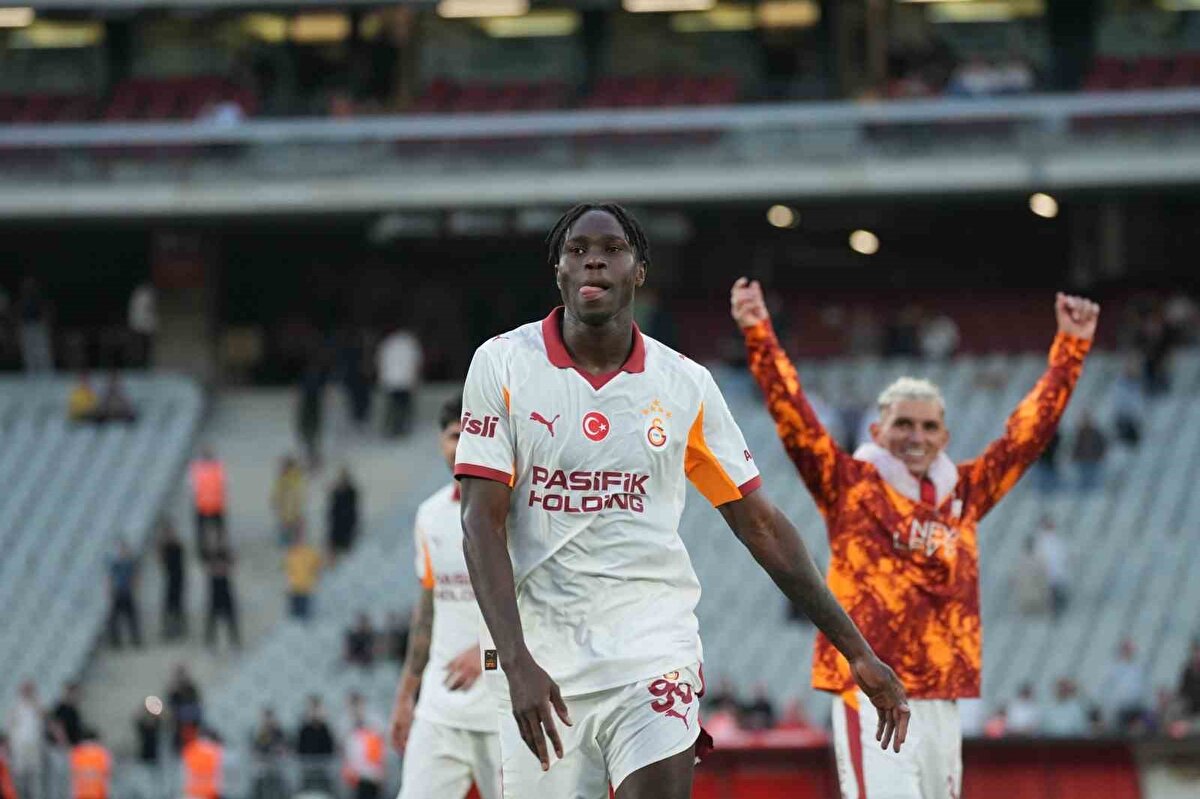 SINGO İLK 11'DE DÜŞÜNÜLÜYOR<br><br>Buruk, yeni transfer Singo'nun artık hazır olduğunu düşünüyor. Tecrübeli teknik adam, savunmanın göbeğinde Sanchez'in yanında Singo'ya görev vermesi bekleniyor. Oyuncunun atletik ve hızlı yapısı bu kararın alınmasında etkili  oldu. 