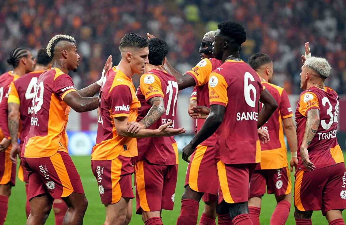 GALATASARAY'IN MUHTEMEL 11'İ<br><br>Galatasaray'ın muhtemel 11'i şu şekilde: Uğurcan, Sallai, Singo, Davinson, Eren, Lemina, Torreira, İlkay, Barış, Sane, Osimhen