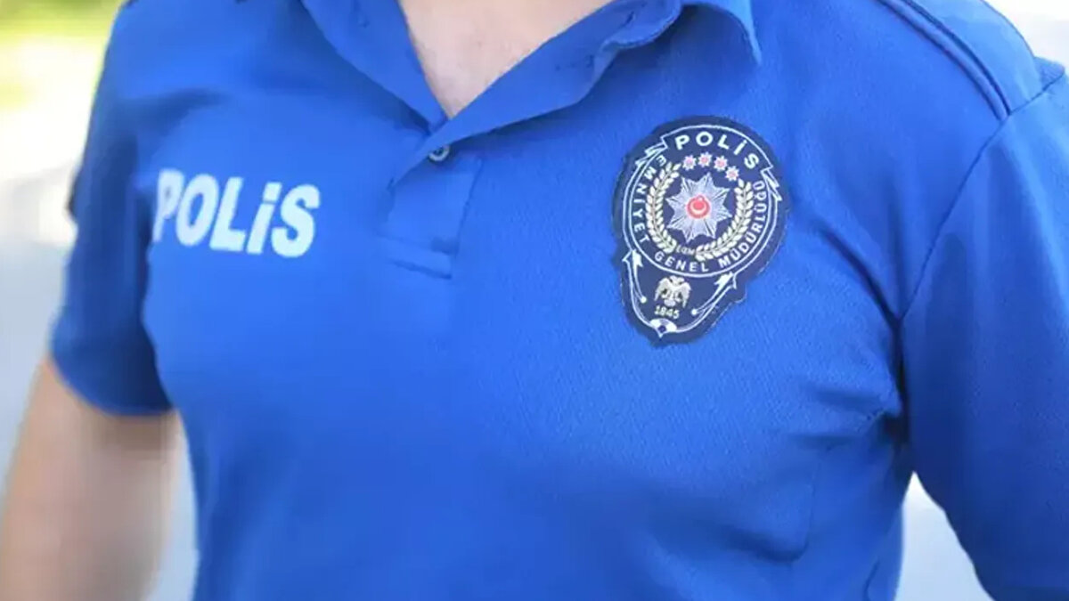 EGM Maaş Promosyonu 2025 Ne Kadar Olacak?<br><br>Promosyon miktarı henüz kesinleşmese de, sürece ilişkin en önemli açıklama Emniyet Teşkilatı Sendikası tarafından yapıldı. Sendika, 2025 yılı maaş promosyonu için şu talepleri dile getirdi:<br><br>Tek seferde ve peşin ödenecek 270.000 TL promosyon<br><br>Her yıl oluşacak enflasyon farkına göre ek ödeme<br><br>Promosyon yerine tercih yapmak isteyen personele 600.000 TL sıfır faizli kredi<br><br>164.440 TL taban fiyat ile ihale şartnamesinin açıklanması<br><br>Sendika, bu taleplerin yerine getirilmesinin personelin mali refahını artıracağını, aile bütçelerine katkı sağlayacağını ve ekonomik nedenlerle yaşanan sorunların önüne geçeceğini vurguladı.