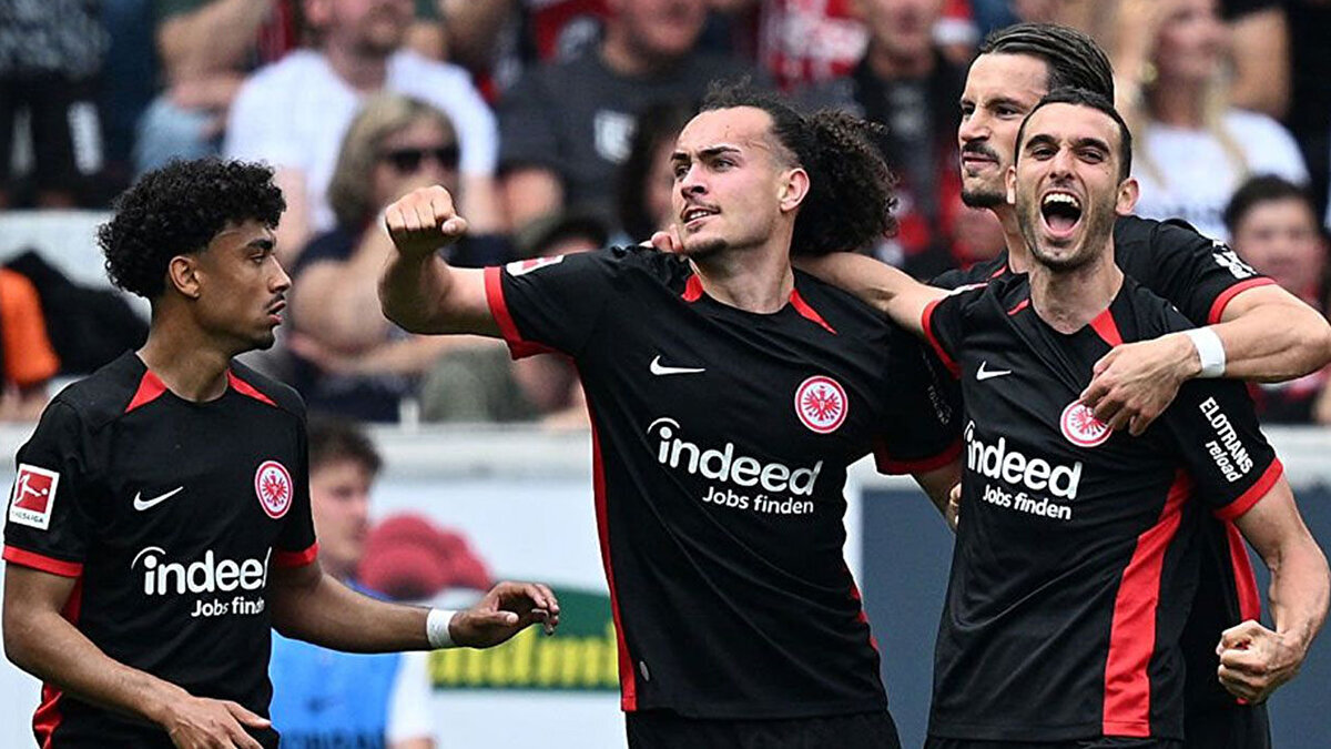 Galatasaraylı oyuncuların toplam 364 Şampiyonlar Ligi maçına çıktığı, Frankfurtlu futbolcuların ise 188 karşılaşmada görev aldığı bilgisi paylaşıldı.