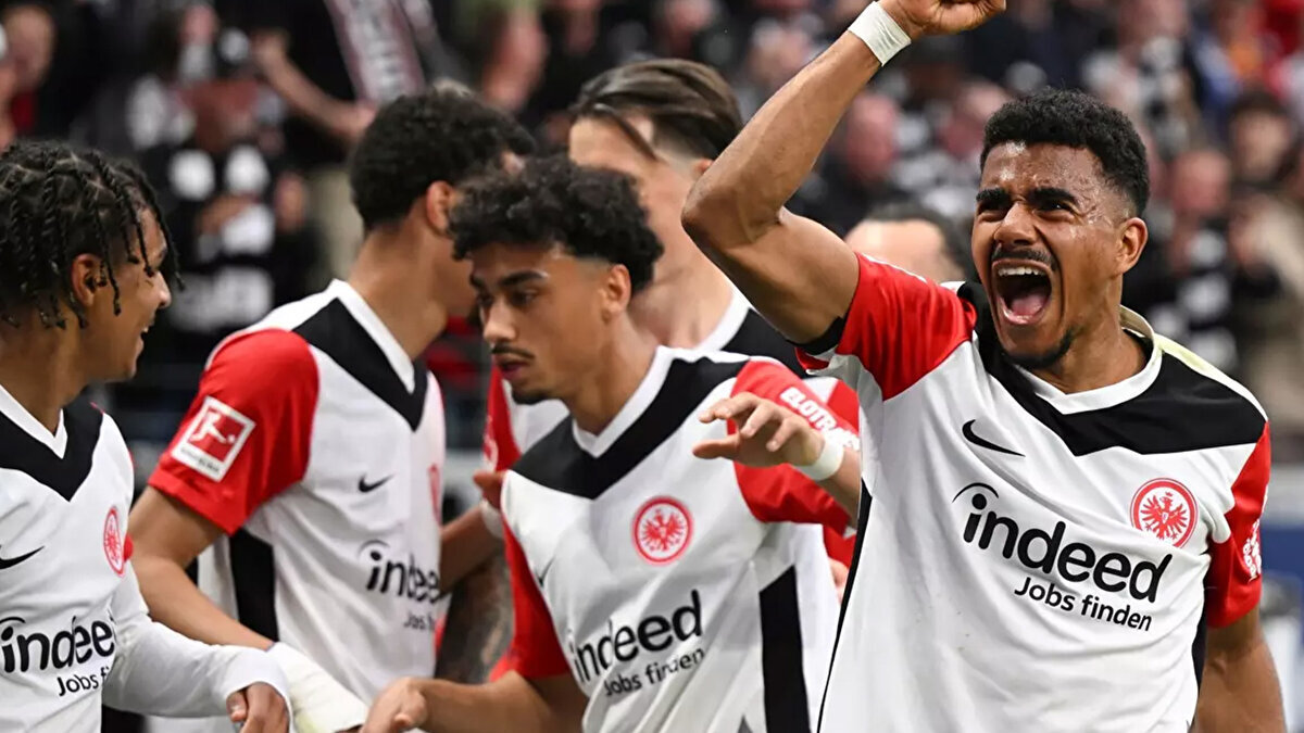 İki ekibin 1992’de UEFA Kupası’nda karşılaştığını da hatırlatan Frankfurt, Galatasaray’ın o dönem aldığı galibiyetin ardından kupaya uzandığını okuyucularına aktardı.