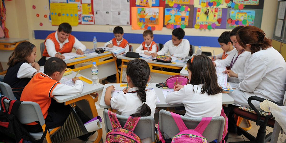 Özel okullar ve yaptırımlar<br><br>Özel okulların ders kitabı adı altında yardımcı kaynak veya başka materyalleri satamayacağını vurgulayan Bakan Tekin, yönetmeliğe aykırı davranan okullara ağır yaptırımlar uygulanacağını açıkladı. Tekin, bu yaptırımların aşamalarını şu şekilde sıraladı: “Asgari ücretin on katı, yirmi katı ve üçüncü kez tekrarlandığında okula kapatma cezası veriyoruz.”