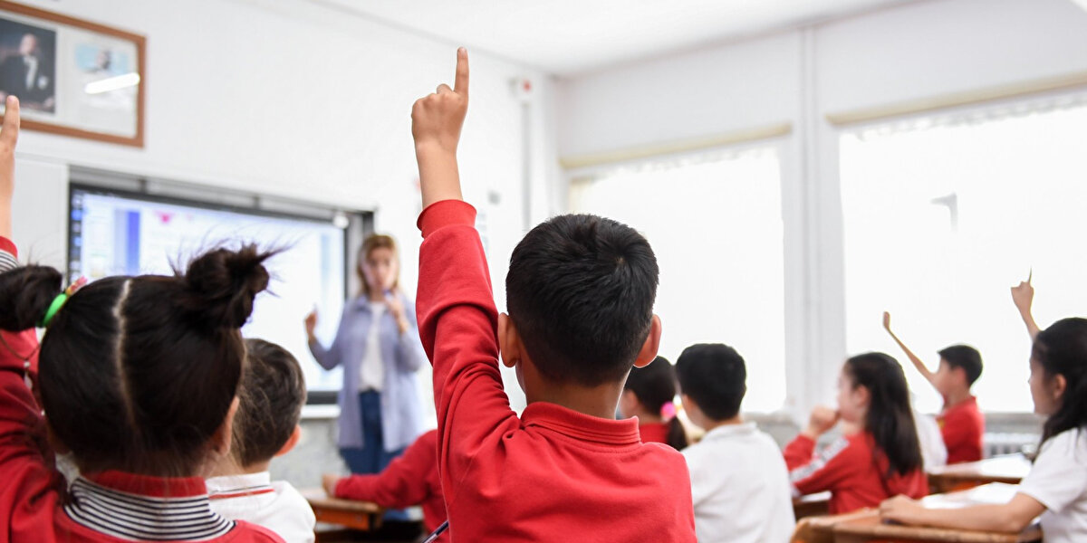 Okulların açılmasıyla birlikte velilerin gündeminde eğitim harcamaları ve kaynak kitap konusu öne çıkıyor. Bazı öğretmenlerin velilerden ek kaynak kitap talep etmesi, “Okullarda kaynak kitap aldırmak yasak mı?” sorusunu gündeme getirdi. Milli Eğitim Bakanı Yusuf Tekin, CNN TÜRK canlı yayınında bu konuda net açıklamalarda bulunarak, ders kitabı adı altında yapılan satışların yönetmeliğe aykırı olduğunu ve ciddi yaptırımların uygulanacağını belirtti. Peki, okullarda kaynak kitap kullanımı konusunda bilinmesi gerekenler neler?