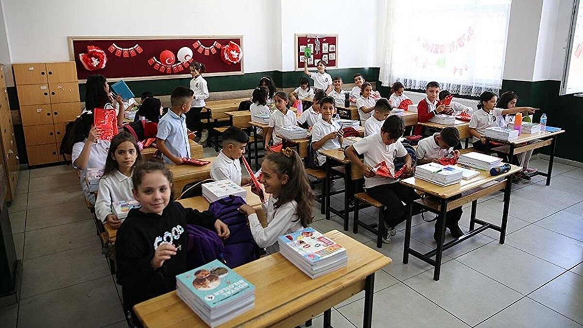 Okullarda ders kitabı adı altında kaynak kitap aldırmak yasak. Veliler ve öğrenciler, Milli Eğitim Bakanlığı tarafından sağlanan ücretsiz ders kitaplarını ve EBA materyallerini ana kaynak olarak kullanmalı. Özel okullar ise yardımcı materyalleri zorunlu hale getiremez; yönetmeliğe aykırı hareket edenlere ağır yaptırımlar uygulanır.