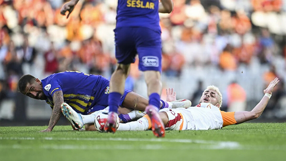 FRANKFURT MAÇINDA BARIŞ ALPER'İ TAKİP EDECEKLER<br><br> <br><br>Sabah'ın haberine göre İngiltere Premier Lig ekipleri, Şampiyonlar Ligi'ndeki Eintracht Frankfurt maçına ilk 11'de başlayacak olan Barış Alper Yılmaz'ı Almanya'da yerinde takip edecek.