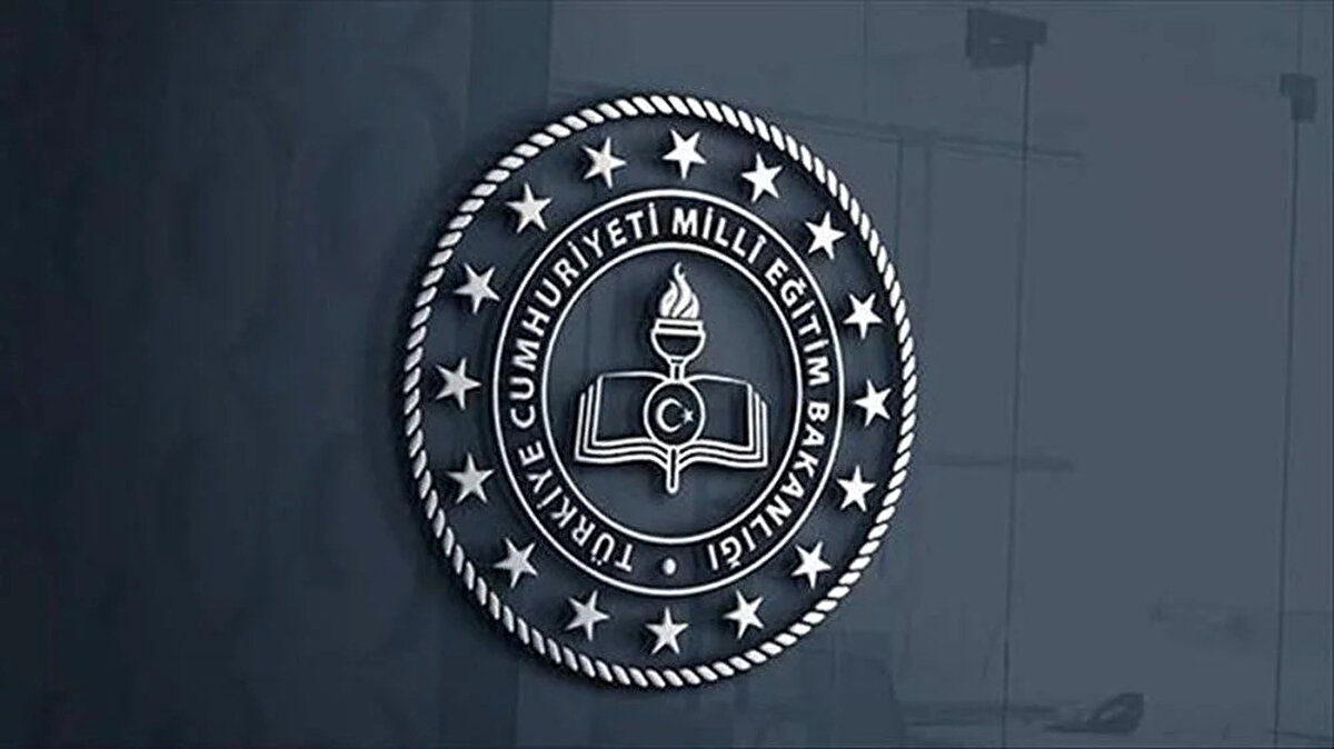 AÖL kayıt işlemi nasıl yapılır, nereden yapılır?<br><br>Açık Öğretim Lisesi kayıt ücreti;<br><br>MEB online ödeme sistemi üzerinden kredi kartı ile,<br><br>Ziraat Bankası, Vakıflar Bankası ve Halk Bankası’nın ATM’lerinden,<br><br>Bu bankaların mobil ve internet bankacılığı kanalları üzerinden yatırılabiliyor.<br><br>Kayıt yenileme veya yeni kayıt işlemlerini tamamlamak isteyen öğrencilerin, belirlenen tarihler arasında ücret ödemesini gerçekleştirmesi gerekiyor. İşlemler tamamlandıktan sonra öğrenci bilgileri sistemde güncelleniyor.