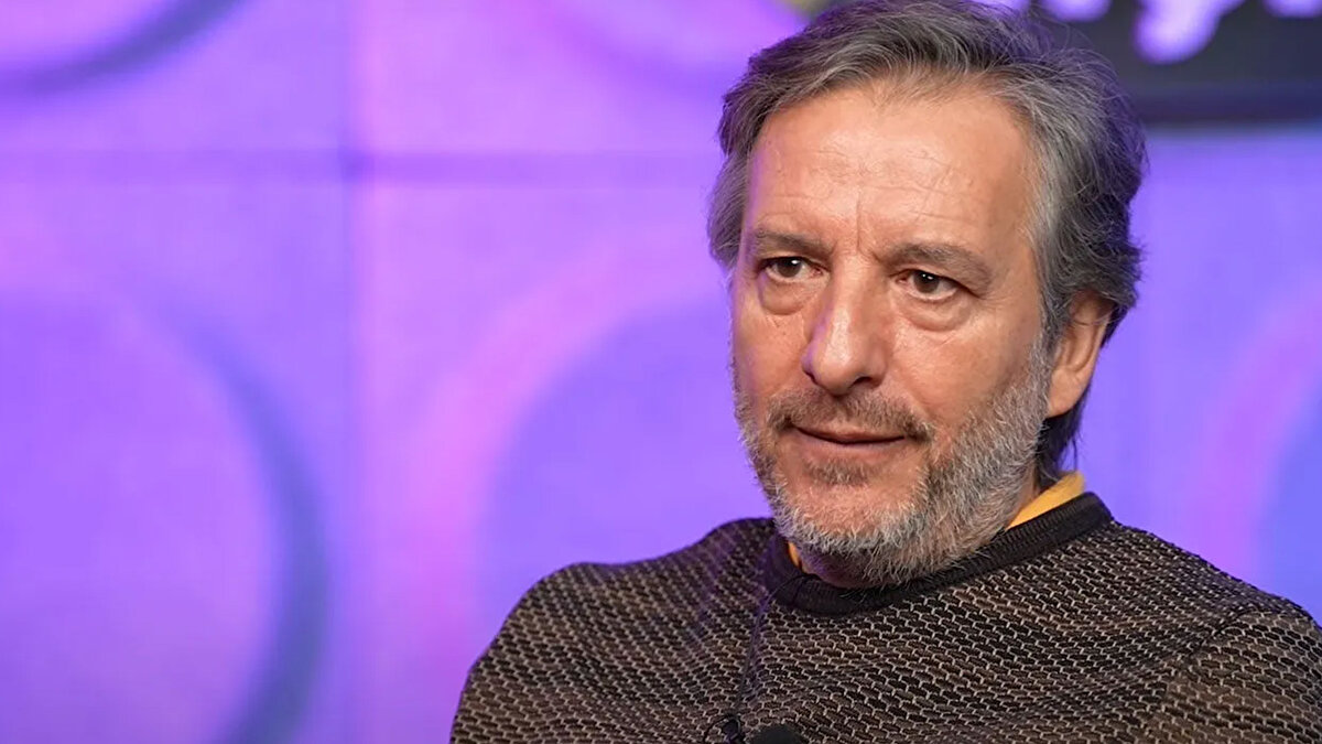 Fenerbahçe'nin tecrübeli futbolcusu hakkında konuşan Yağcıoğlu, "Fred ciddi bir düşüş içerisinde. Oynuyor mu, oynamıyor mu? Bir farkındalık yaratıyor mu, yaratmıyor mu açıkçası bütün Fenerbahçe taraftarının kafasında soru işaretidir." ifadelerini kullandı. 