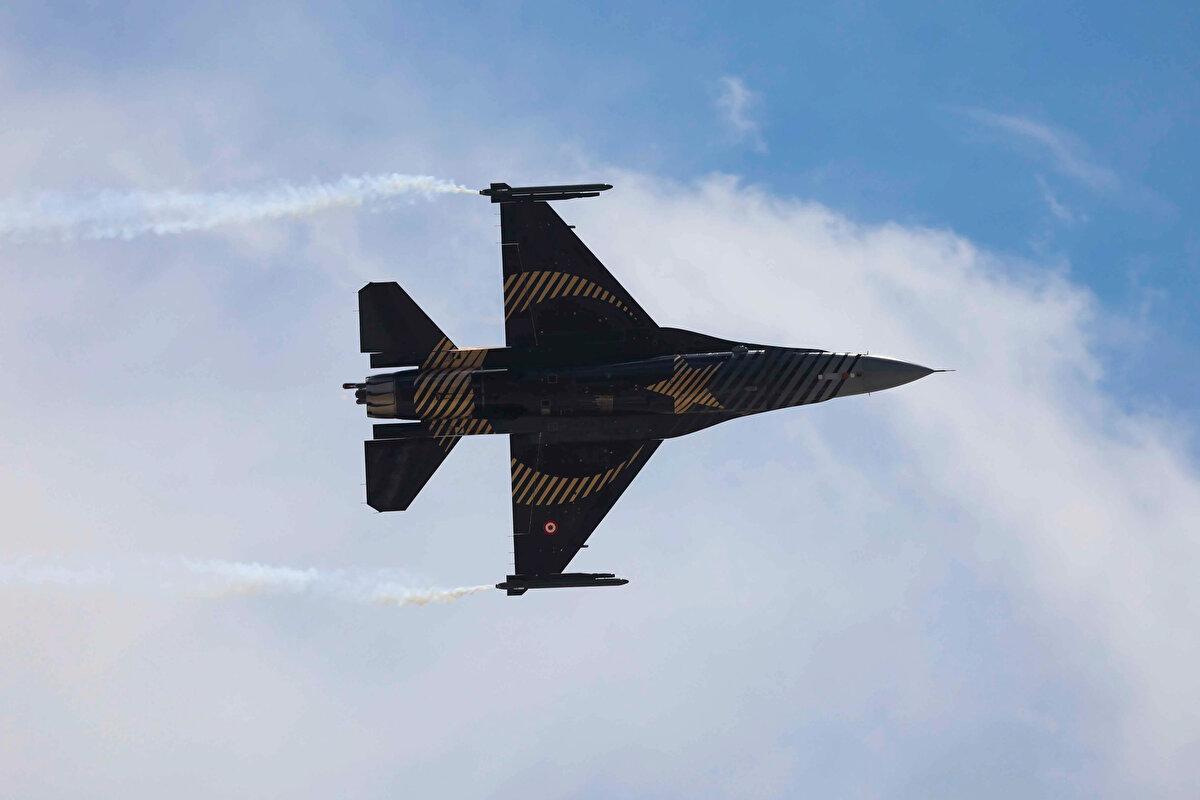 Teknofest okul başvurusu nasıl yapılır?<br><br>2025 Teknofest İstanbul okul başvurusu için “okul kayıt başvurusu” butonuna tıklanması gerekiyor. Açılan formun doğru ve eksiksiz doldurulmasının ardından araç kartı indirilmeli, renkli çıktısı alınmalı ve aracın görünür bir kısmına yerleştirilmelidir.