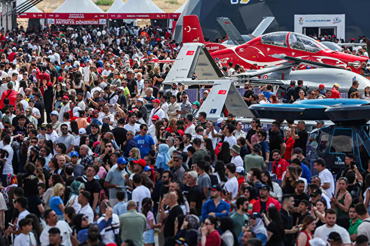 İstanbul Teknofest 2025 için geri sayım başladı. Türkiye’nin en büyük teknoloji ve havacılık festivali, bu yıl 17-21 Eylül tarihleri arasında Atatürk Havalimanı’nda düzenlenecek. Festival, teknoloji meraklılarını, genç yetenekleri ve inovasyon tutkunlarını birbirinden heyecanlı etkinliklerle buluşturacak. Teknofest’e katılmak isteyenler, kayıt işlemleri ve başvuru detaylarını şimdiden merak ediyor.