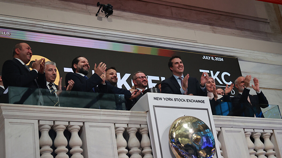 Fed'in bugün başlayacak olan FOMC toplantısı, yatırımcıların odak noktası olmuş durumda. Dow Jones endeksi, New York borsasının açılışı ile birlikte yüzde 0,88 artışla 45.919,54 puanına tırmandı. S&P endeksi yüzde 0,13 artarak 6.624,13 puanla ve Nasdaq endeksi yüzde 0,22 yükselişle 22.397,49 puana çıktı. 